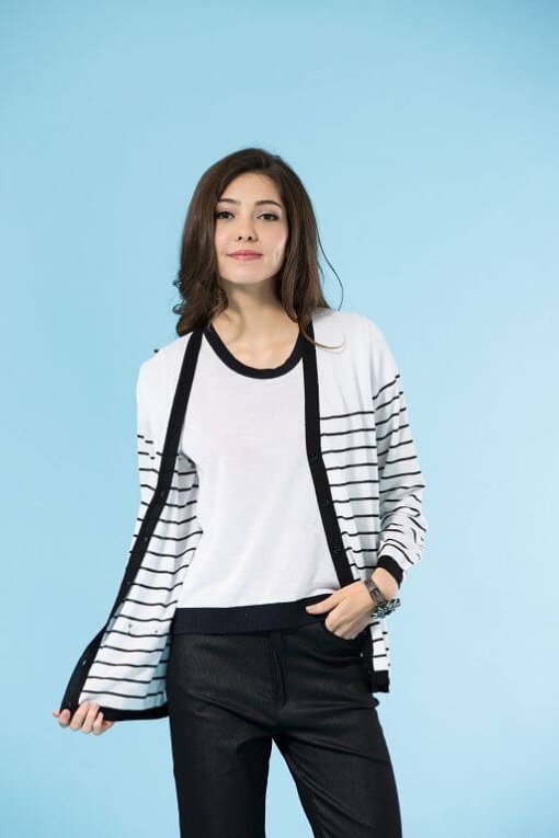 91603黑白條紋的長版針織外套,採用的是木質纖維縲縈Rayon,簡單搭配黑色或是白色棉褲,就可以有亮眼的穿衣效果