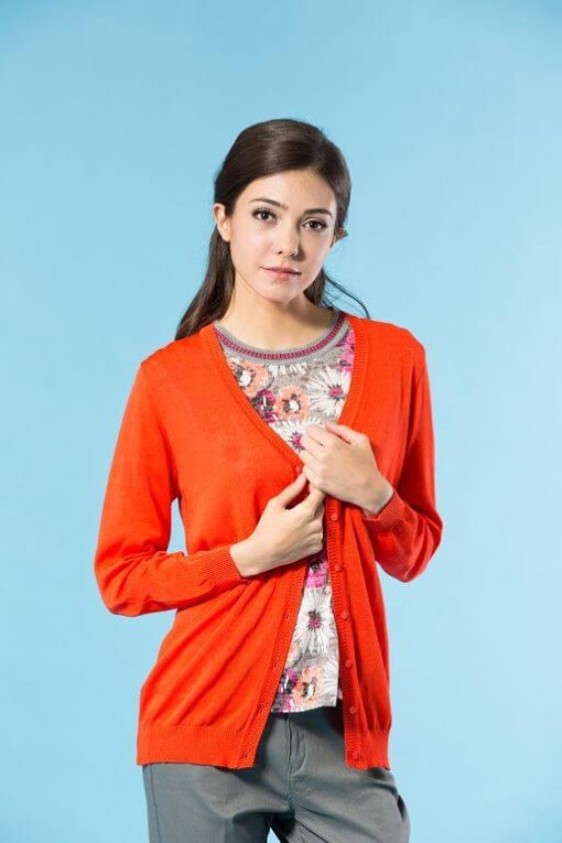 91607 素色長版針織外套的橘色。針織外套採用縲縈Rayon,天然木質纖維的設計,穿起來舒適涼爽